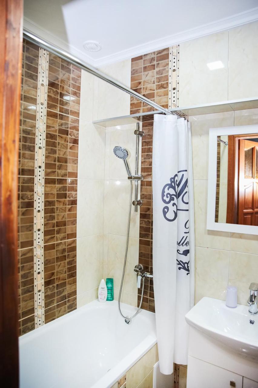 Cozy Apartment, 5Mins To Opera Lviv Bagian luar foto