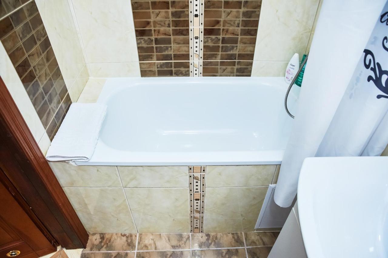 Cozy Apartment, 5Mins To Opera Lviv Bagian luar foto